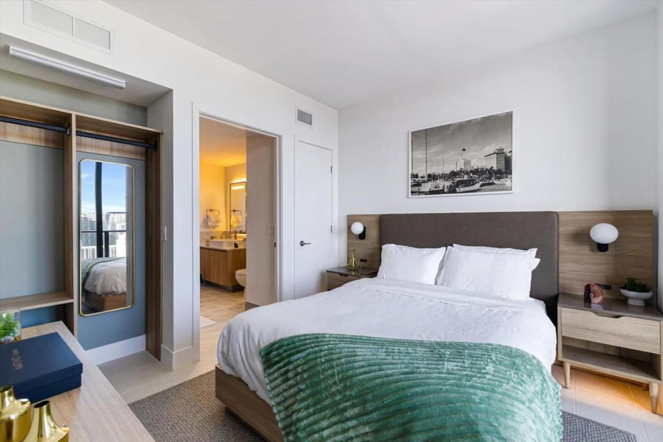 4305 High Floor With And Marina Views *